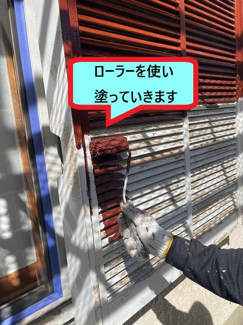 ローラーを使い塗っていきます