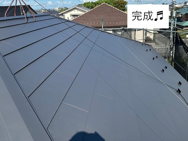 屋根リフォーム　屋根カバー工法　スーパーガルテクトフッ素　敷設完成