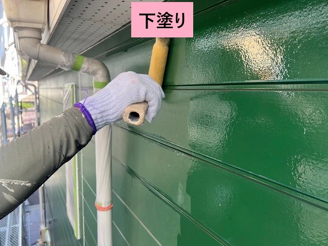 外壁の下塗り作業