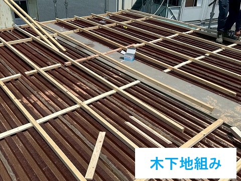 屋根修理　プレハブ建物の雨漏りにカバー工法を実施
