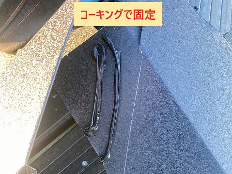 北本市屋根カバー工法　棟板金コーキングで固定
