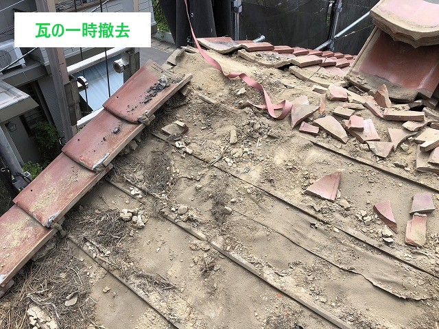 瓦は一枚ずつ組み合わせて雨を防ぐ構造ですが、経年劣化でかみ合わせが甘くなり、一部の瓦が浮き上がっていました。  浮いた瓦の下の防水紙が直接雨水にさらされるため、下地や軒天に水が回るリスクが高まります。小さな浮きでも放置すると雨漏りにつながり、家全体の耐久性に影響します。