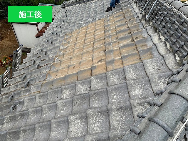 ① タンク内の水をすべて抜く ⇒ 重い状態のままでは危険なので、まずは水を抜きます。 ② 温水器本体の解体・撤去 ⇒ パネル部分・タンク部分を分解しながら荷降ろし。 ③ 固定金具の撤去 ⇒ サビついた金具を慎重に外します。 ④ 屋根材の補修 ⇒ ビス穴の防水処理を行い、今後雨漏りしないよう丁寧に仕上げます。  作業は1日で完了し、屋根はスッキリと見違えるようになりました。