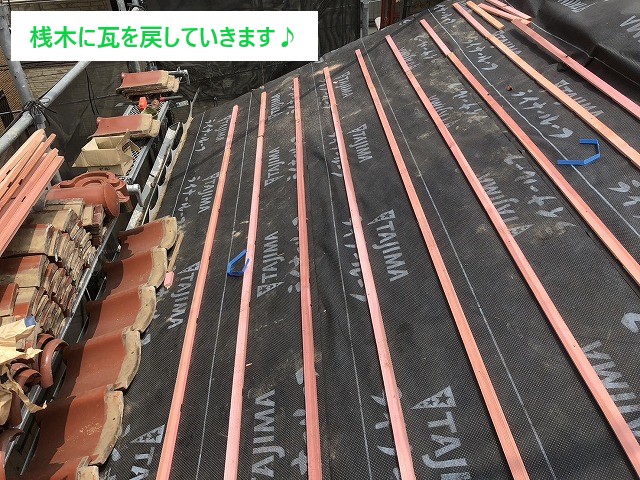 瓦は一枚ずつ組み合わせて雨を防ぐ構造ですが、経年劣化でかみ合わせが甘くなり、一部の瓦が浮き上がっていました。  浮いた瓦の下の防水紙が直接雨水にさらされるため、下地や軒天に水が回るリスクが高まります。小さな浮きでも放置すると雨漏りにつながり、家全体の耐久性に影響します。