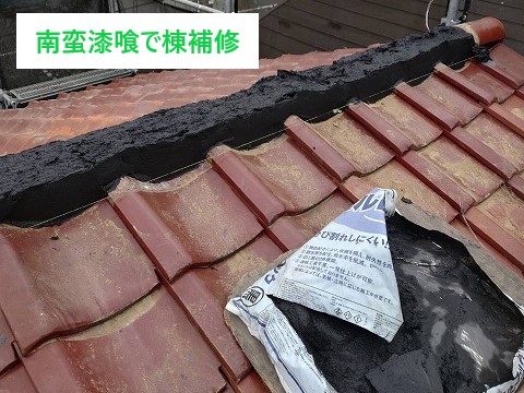 瓦は一枚ずつ組み合わせて雨を防ぐ構造ですが、経年劣化でかみ合わせが甘くなり、一部の瓦が浮き上がっていました。  浮いた瓦の下の防水紙が直接雨水にさらされるため、下地や軒天に水が回るリスクが高まります。小さな浮きでも放置すると雨漏りにつながり、家全体の耐久性に影響します。