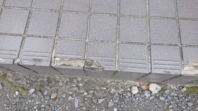 玄関タイル破損