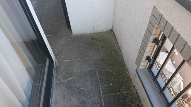 ベランダひび、塗装剥がれ