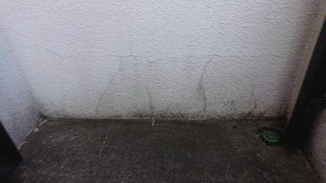 ベランダ外壁ひび割れ