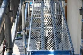 屋根修理　プレハブ建物の雨漏りにカバー工法を実施