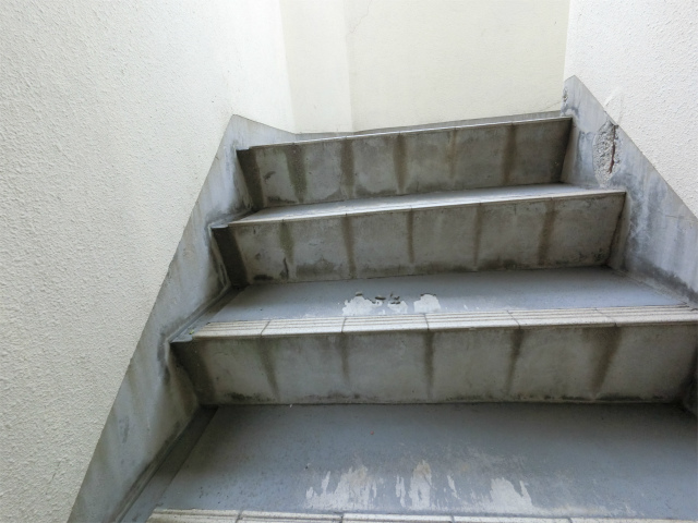 階段コンクリートの剥がれ