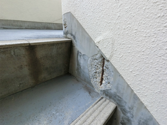 階段横壁のひび割れ