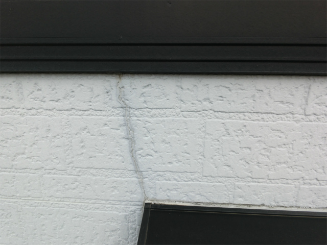 外壁ひび割れ