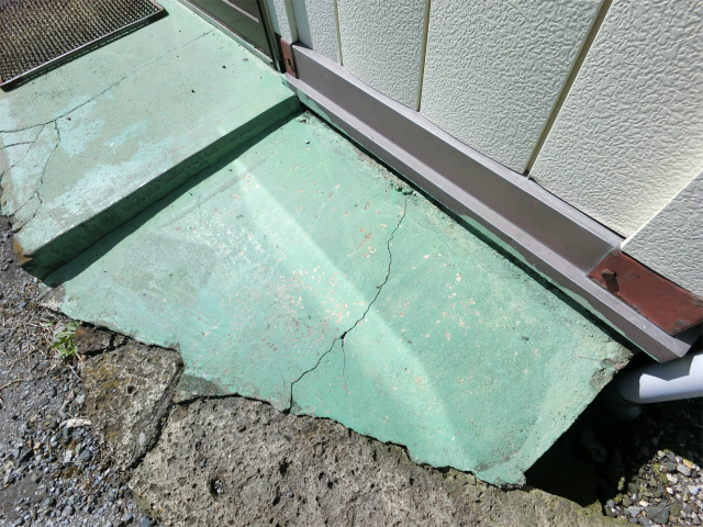 入口のブロックのひび割れ