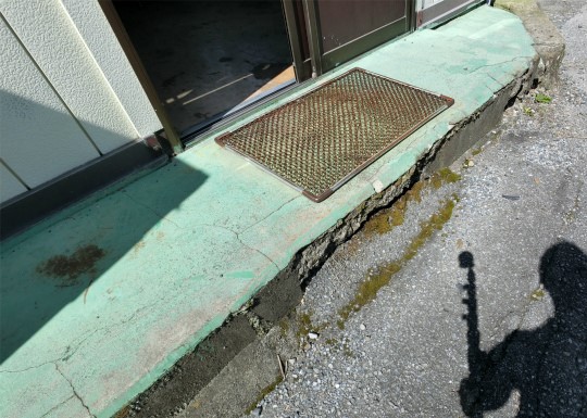 入口のブロックのひび割れ