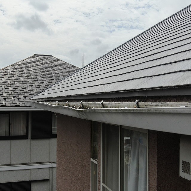 雪により曲がった雨樋