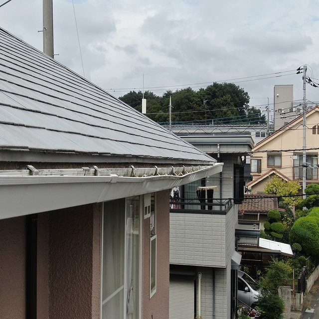 雪によって曲がった雨樋