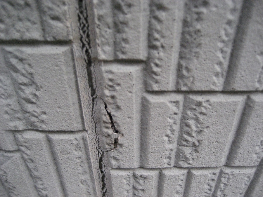 外壁　ひび割れ　写真