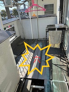 穴が開いているベランダ