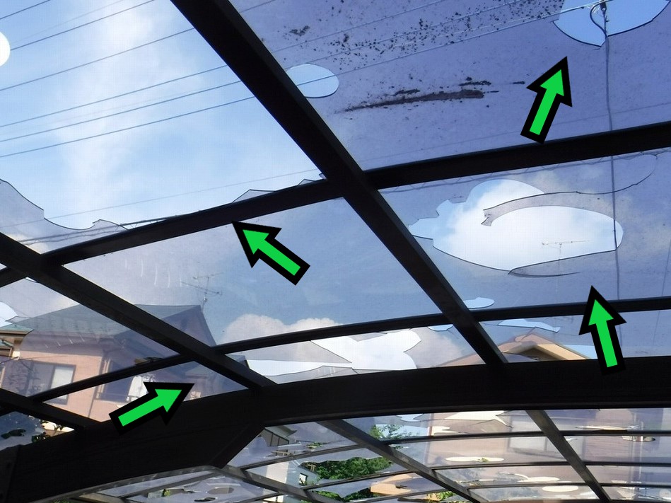 穴の開いたカーポート