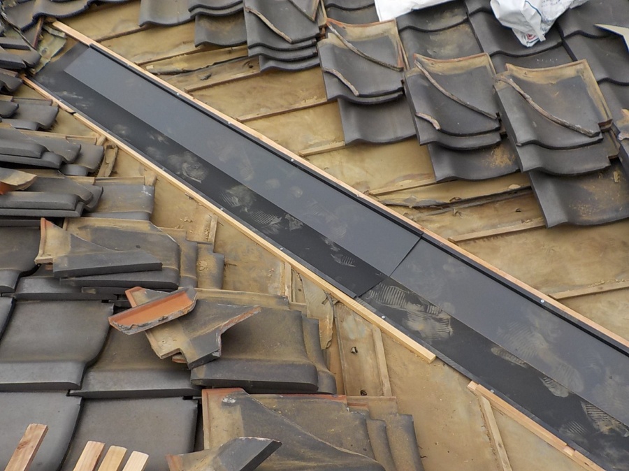 屋根瓦葺き替え工事　谷の銅板を丈夫なステンレスに交換