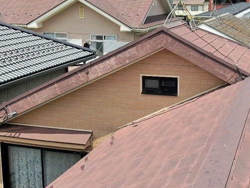 塗り替え前　破風の色褪せ