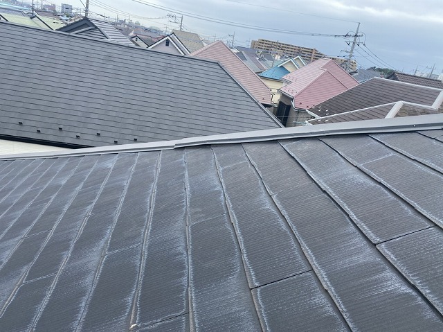 浮いている棟板金