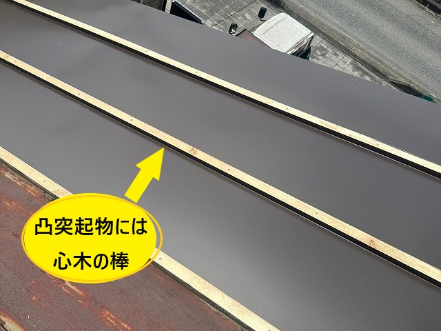 トタン屋根の一部交換と棟板金交換工事を実施