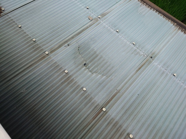 古く傷んだ波板