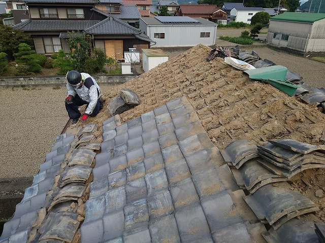 屋根の瓦を撤去