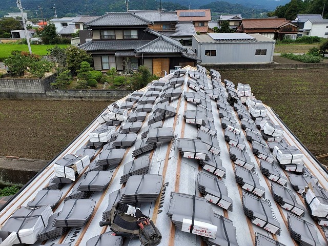 いぶし瓦を屋根に配った状態