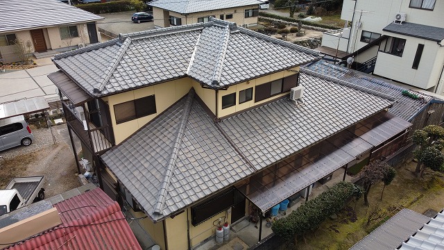 二階建て寄棟屋根の住宅