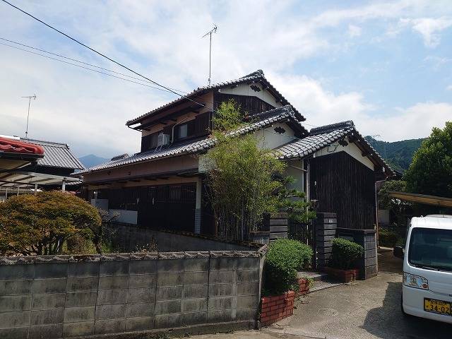 釉薬瓦の木造2階建て住宅