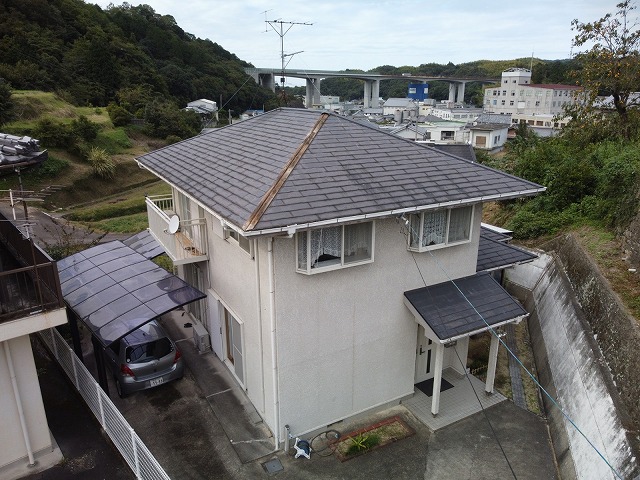 コロニアル屋根の木造2階建て住宅