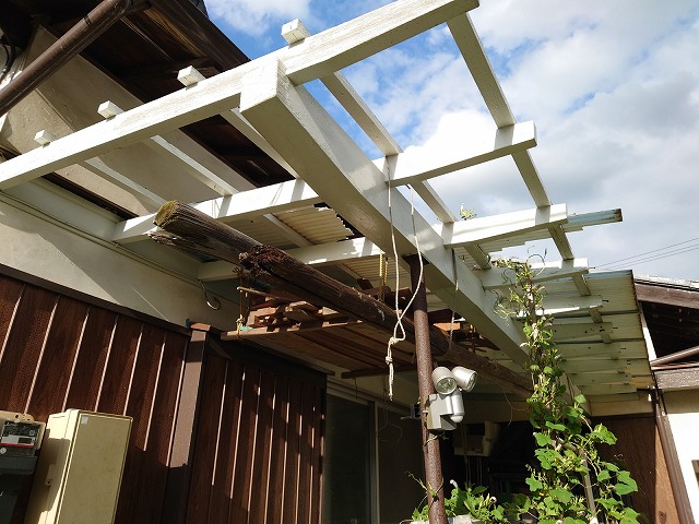 台風で壊れた波板屋根