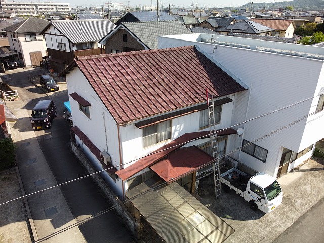 セメント瓦屋根の住宅