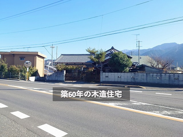 道路沿いの瓦屋根のお住い