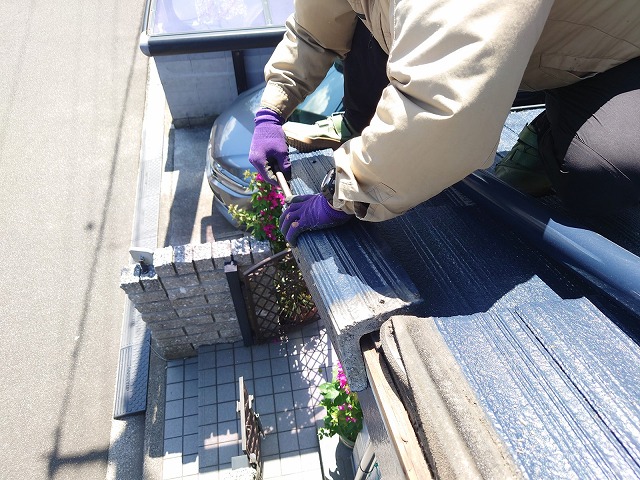 ケラバの既存の袖瓦を解体