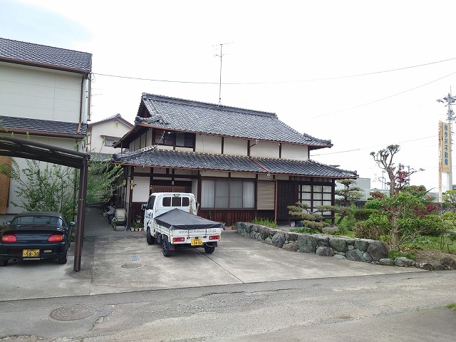 瓦屋根の日本家屋