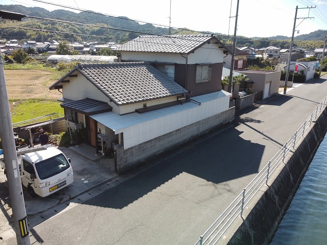 セメント瓦屋根の木造2階建て住宅