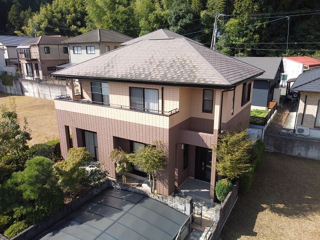 寄棟屋根の2階建て住宅