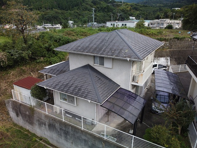 コロニアル屋根の木造2階建て住宅