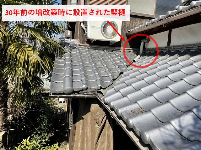 大量の雨水が流れる竪樋