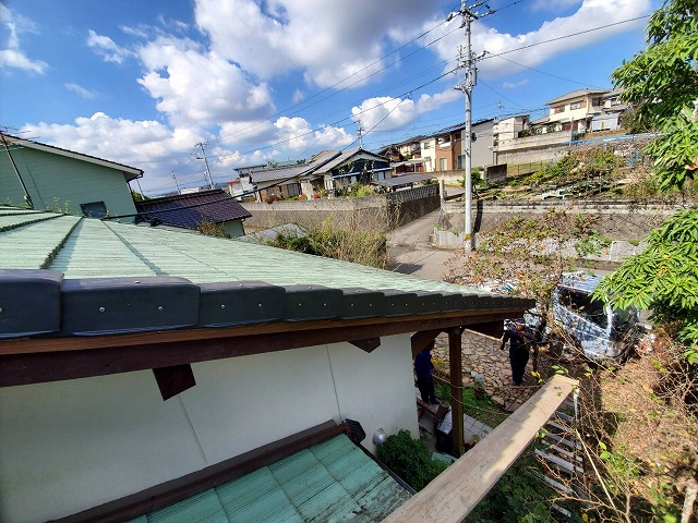 陶器瓦で修理したケラバ