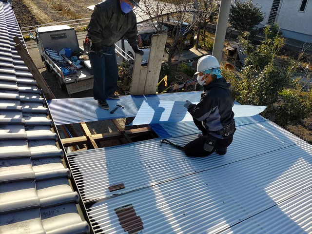 古くなったエスロン波板の解体