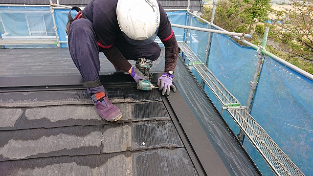 屋根の棟板金の解体