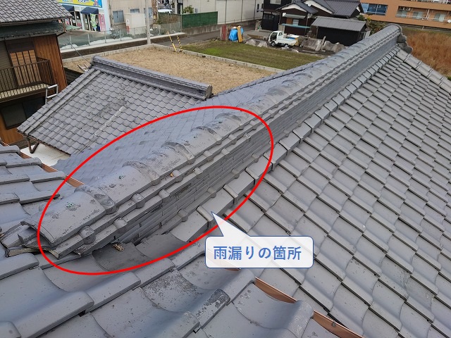 雨漏りしている瓦の屋根