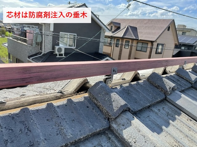 棟の芯材をビス留め