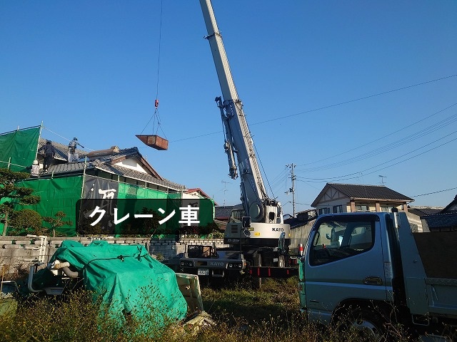クレーン車で屋根工事