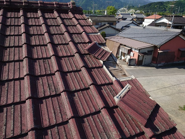 飛散したケラバのセメント瓦