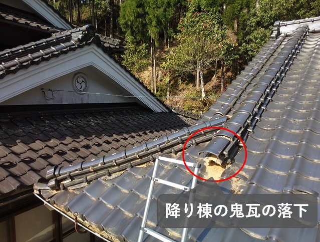 雪害で落下した降り棟の鬼瓦